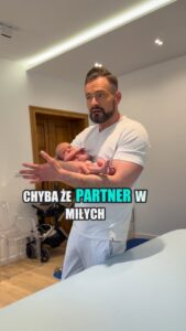 Jak nie podnosić dzieckaObejrzyj i unikaj bardzo często popełnianego błędu podcz