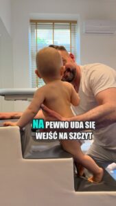 Zobaczcie niesamowite zdolności 10 miesięcznej KasiWchodzenie po schodach na czw