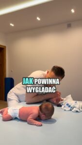 Zobaczcie jak powinna wyglądać pozycja na brzuszku w 2 tygodniu życia Krok po kr