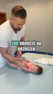 Zobaczcie jak w prosty i bezpieczny sposób obrócić tygodniowego maluszka na brzu