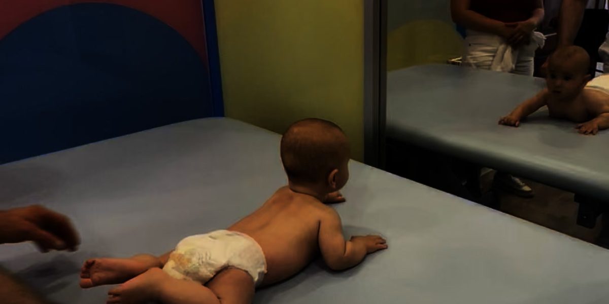 Jak najlepiej obrócić malucha z brzuszka na plecy?1. Należy pamiętać o wyciągnię